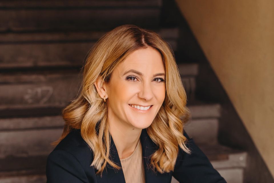Christine Wolburg leitet bei der BVG den Bereich Marketing und Vertrieb, wo sie einen Umsatz von 1 Mrd. Euro jährlich verantwortet. Sie prägt die Marke mit innovativen Kampagnen wie „Weil wir dich lieben“ und bringt 17 Jahre Erfahrung von Mercedes-Benz mit.