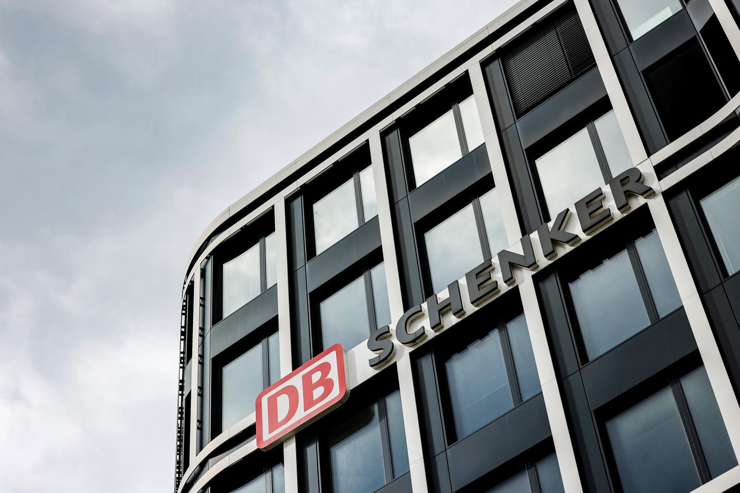 Hat DB Schenker transparent begründet, weshalb DSV bevorzugt wurde?