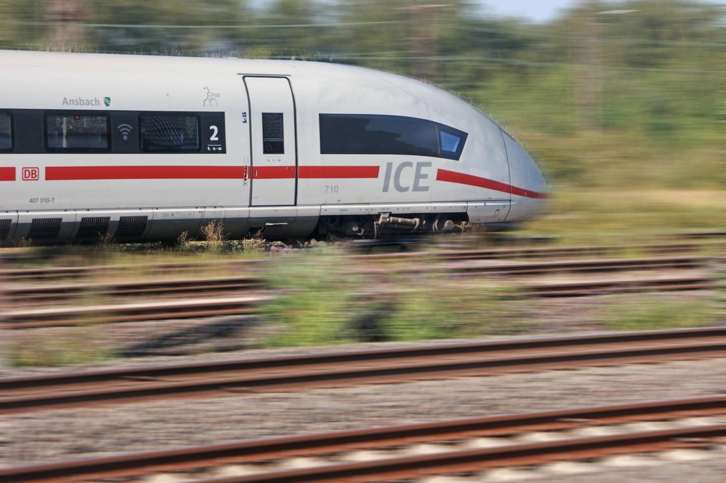 Die Flanke eines ICE der Deutschen Bahn,