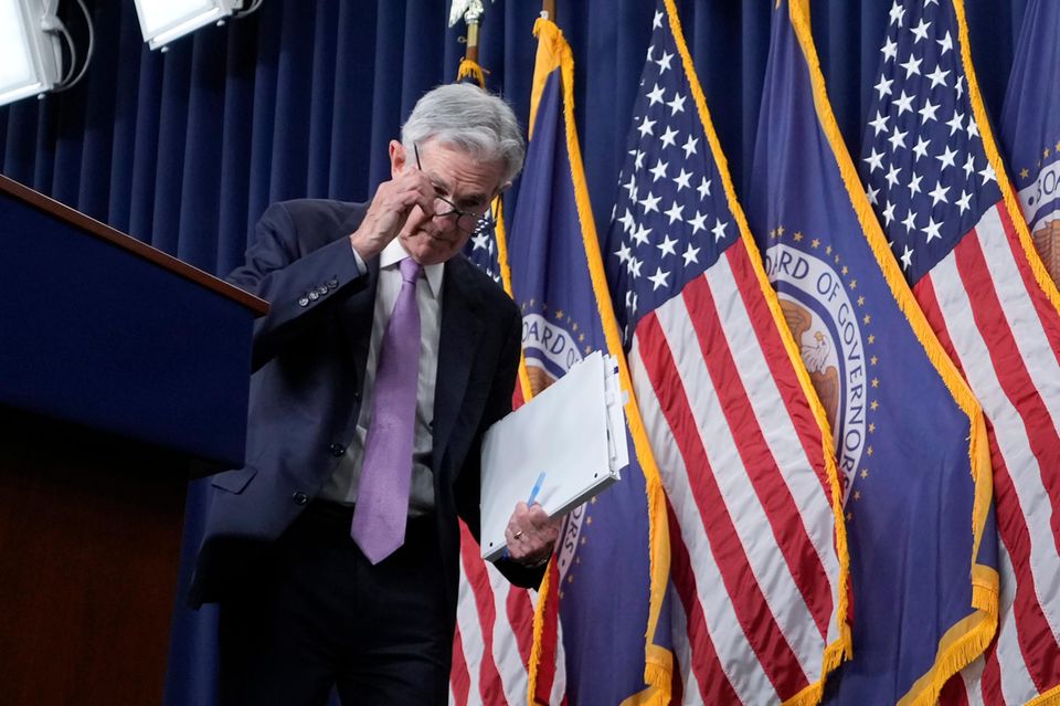 Fed-Chef Jerome Powell tritt vom Podium der Pressekonferenz