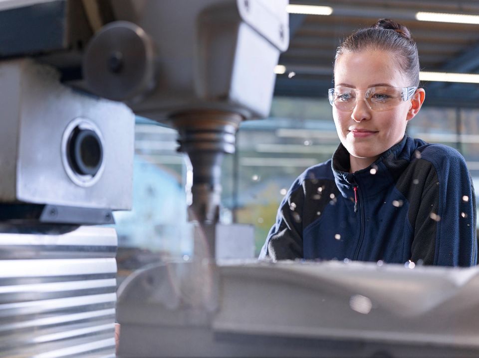 Ingenieuren vor einer Maschine