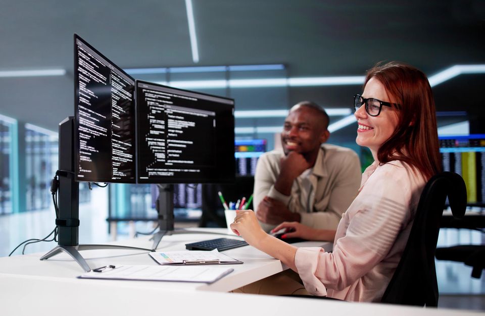 Frau und Mann am Computer