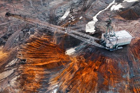 Luftaufnahme eines Riesenbaggers in einer Mine für seltene Erden