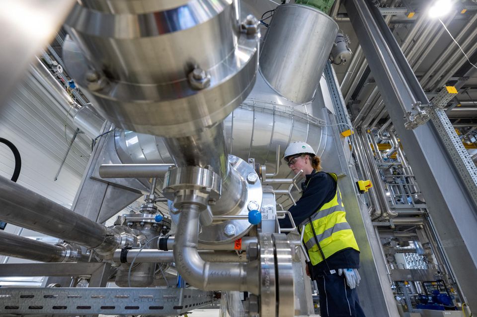 Eine Mitarbeiterin von AMG Critical Materials ist in der Produktionsanlage der Lithiumhydroxid-Raffinerie in Bitterfeld-Wolfen