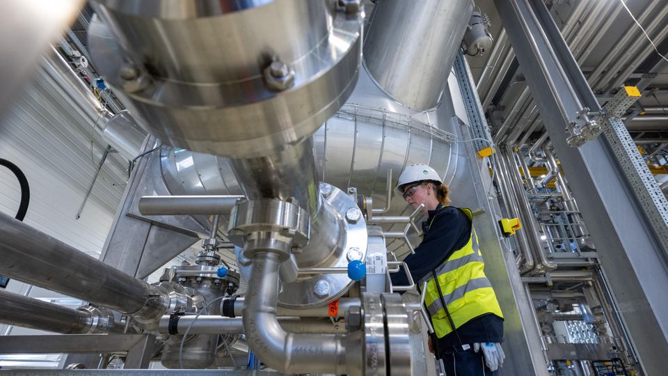 Eine Mitarbeiterin von AMG Critical Materials ist in der Produktionsanlage der Lithiumhydroxid-Raffinerie in Bitterfeld-Wolfen Eine Mitarbeiterin von AMG Critical Materials ist in der Produktionsanlage der Lithiumhydroxid-Raffinerie in Bitterfeld-Wolfen