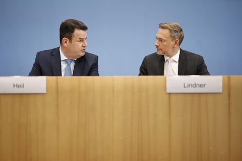 Sowohl der Steuerfreibetrag als auch die Beitragsbemessungsgrenze sollen erhöht werden – zum Leidwesen von Top-Verdienern