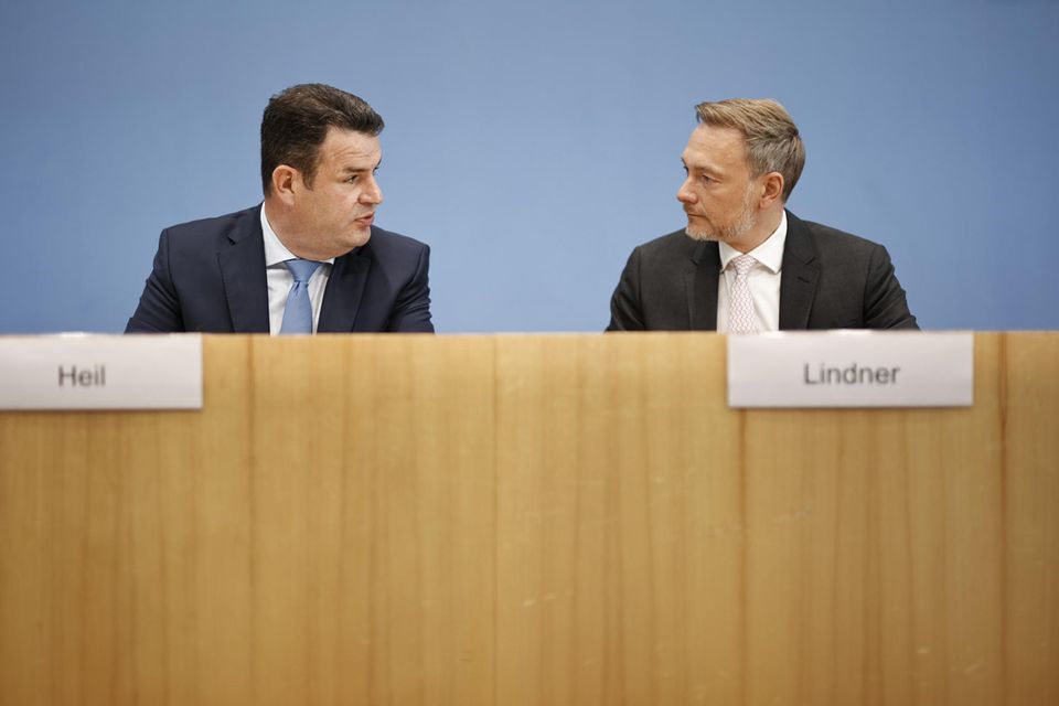 Sowohl der Steuerfreibetrag als auch die Beitragsbemessungsgrenze sollen erhöht werden – zum Leidwesen von Top-Verdienern