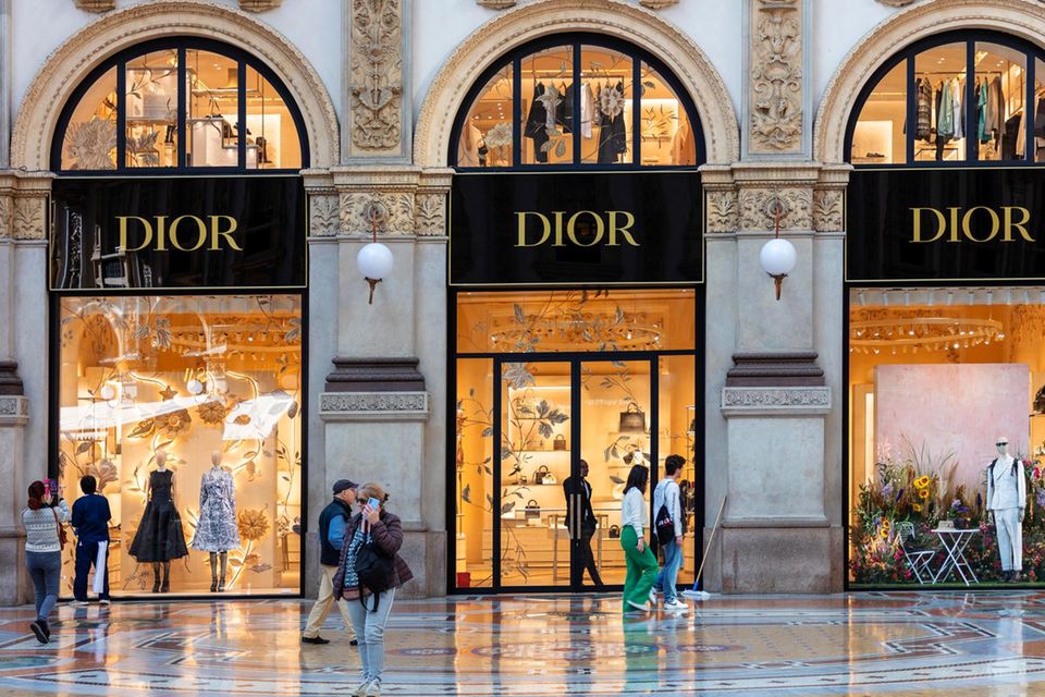 Schaufenster des Luxusgeschäft Dior in der Galleria Vittorio Emanuele II in Mailand