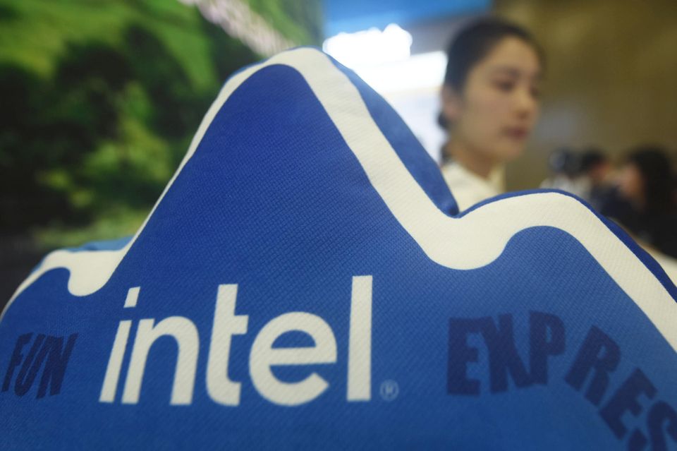 Das Logo von Intel bei einem Messestand