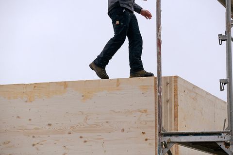 Handwerker in einem Rohbau in Holzbauweise