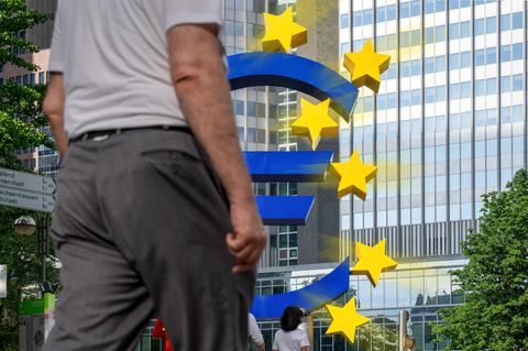 Euro-Skulptur am Willy-Brandt-Platz in Frankfurt am Main