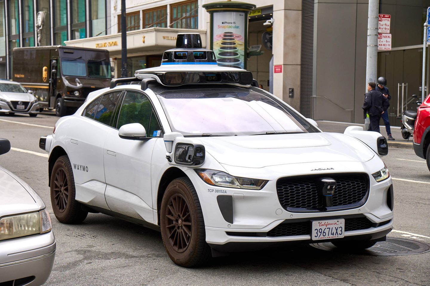 Autonomes Fahrzeug mit Waymo-Technologie in San Francisco: die USA wollen strenger prüfen, welche Technologie zum Einsatz kommt, um mögliche Cyberangriffe zu verhindern