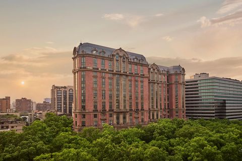 Die nostalgische Architektur des Mandarin Oriental Taipeh hebt sich imposant von der nüchternen Modernität umgebender Gebäude ab