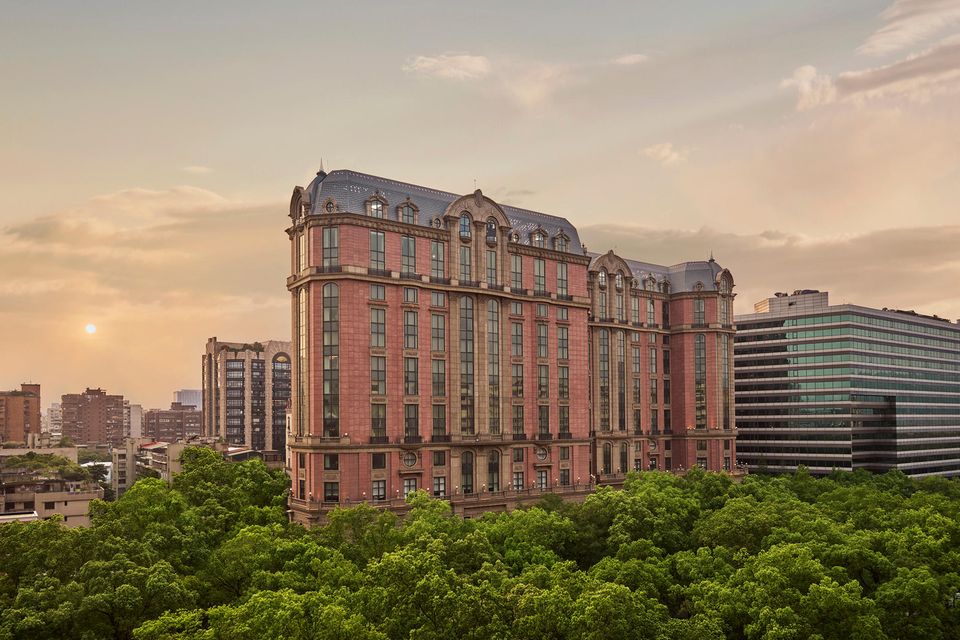 Die nostalgische Architektur des Mandarin Oriental Taipeh hebt sich imposant von der nüchternen Modernität umgebender Gebäude ab