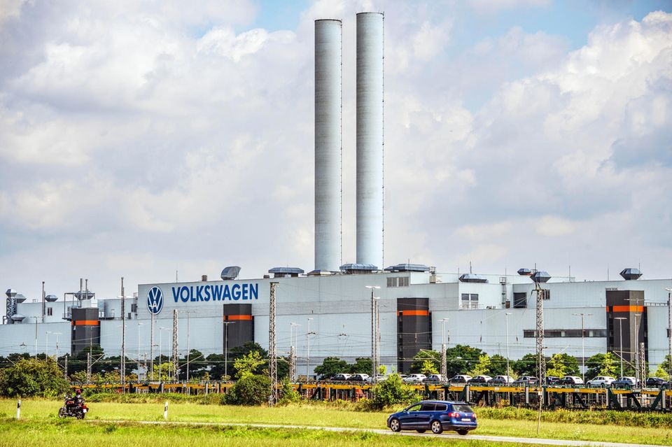 August Horch legte hier vor 120 Jahren den Grundstein für die Marke Audi, zu DDR-Zeiten wurde in Zwickau der Kleinwagen Trabant gebaut. Nach der Wiedervereinigung zog VW am Stadtrand eine neue Fabrik hoch. Heute gilt sie mit rund 9.500 Beschäftigten als Leitwerk der E-Mobilität im Konzern. Dazu wurde die Autofabrik bis 2020 für rund 1,2 Milliarden Euro komplett auf Elektro umgestellt, als erste im Konzern. Der Standort leidet nun unter der schwachen Nachfrage nach E-Autos. Deswegen wurden bereits Schichten gestrichen und die Verträge Hunderter befristet Beschäftigter nicht verlängert.