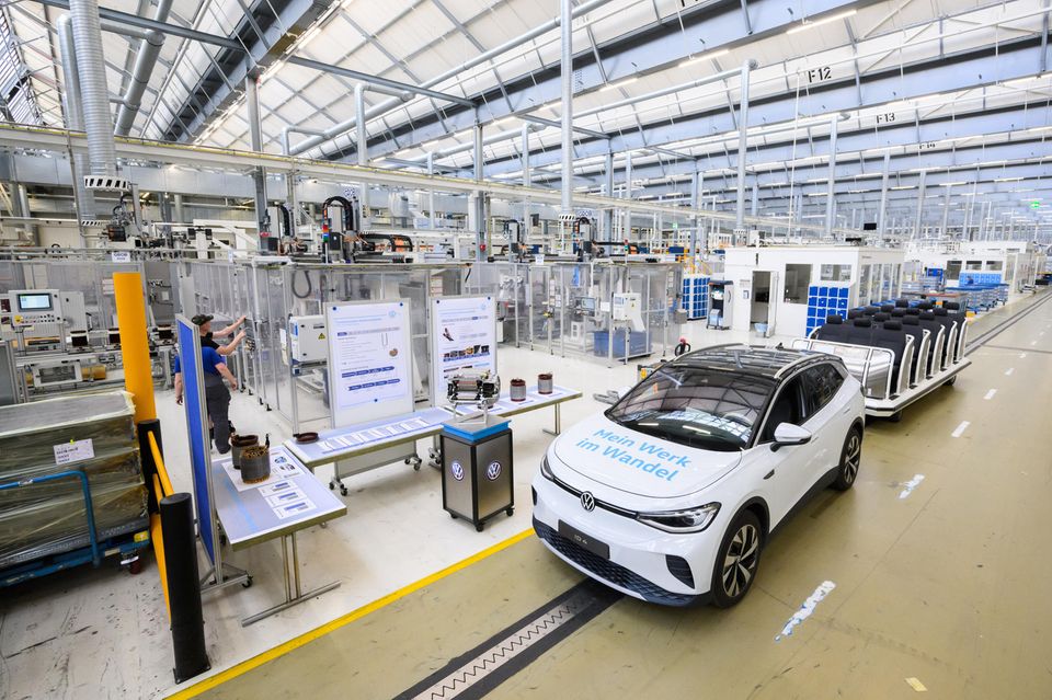 Die derzeit größte Baustelle des Konzerns befindet sich in Salzgitter: Direkt neben dem bestehenden Motorenwerk entsteht dort die erste eigene Batteriezellfabrik des Konzerns. 2025 soll die Produktion anlaufen, Salzgitter dann „vom Leitwerk Motor zum Leitwerk Zelle“ werden, wie VW ankündigte. Für den Standort mit heute 6.350 Mitarbeitern ist es bereits die zweite große Transformation. Gegründet wurde das Werk 1970 für die Fertigung eines neuen VW-Modells, das sich dann aber nur mäßig verkaufte. Fünf Jahre später machte VW daraus ein Motorenwerk. 2023 wurden mehr als 800.000 Benzin- und Dieselmotoren hergestellt.