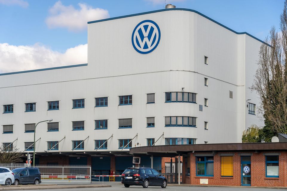 Der heutige VW-Standort blickt auf eine mehr als 100-jährige Tradition im Autobau zurück. Bereits 1901 übernahm Wilhelm Karmann hier ein Fahrrad- und Autowerk, ab 1949 baute die Firma als Auftragsfertiger Cabrios für VW. Als Karmann 2009 Insolvenz anmelden musste, übernahm Volkswagen den Standort. Zu verdanken war das nicht zuletzt dem Einsatz des damaligen Ministerpräsidenten und VW-Aufsichtsrats Christian Wulff (CDU). Heute fertigt der Standort mit 2300 Mitarbeitern vor allem Fahrzeuge für die Konzernschwester Porsche: Boxster und Cayman. Das letzte VW-Cabrio – der offene T-Roc – läuft 2025 aus.