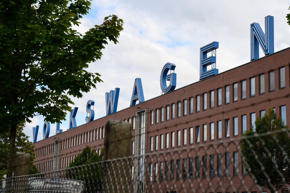 Das Volkswagenwerk Kassel steht gar nicht in Kassel, sondern im nahen Baunatal. Der 1958 gegründete Standort ist heute das weltweit größte Komponentenwerk des Konzerns und mit 16.800 Mitarbeitern größter deutscher VW-Standorte nach Wolfsburg. Produziert werden Getriebe und Abgasanlagen für Verbrenner sowie die E-Motoren für die Elektro-Modelle. In einer eigenen Gießerei entstehen auch Teile für Karosserie und Fahrgestell. Zum Standort gehört zudem das größte Ersatzteillager Europas, das die Originalteile der Marken VW, Audi, Škoda und Seat weltweit vertreibt.