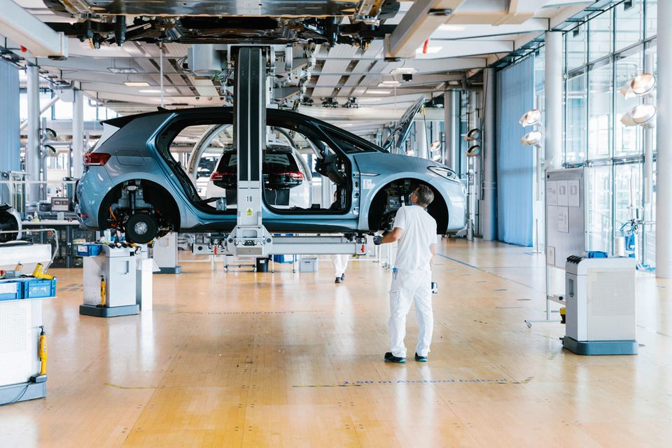 Es ist der jüngste und zugleich kleinste VW-Standort: die „Gläserne Manufaktur“ in Dresden. Gegründet 2001 für das Oberklassemodell Phaeton war es ein Prestigeprojekt des damaligen Vorstandschefs Ferdinand Piëch. Doch 2016 zog VW angesichts sinkender Verkaufszahlen die Reißleine. Seither ringt die Manufaktur mit ihren 340 Mitarbeitern um eine neue Bestimmung. Seit Anfang 2021 wird der ID.3 montiert – in geringen Stückzahlen. VW denkt inzwischen offen über Ende der Fahrzeugfertigung in Dresden nach. Stattdessen könnte Dresden zum reinen Auslieferungszentrum neben der Autostadt in Wolfsburg werden.