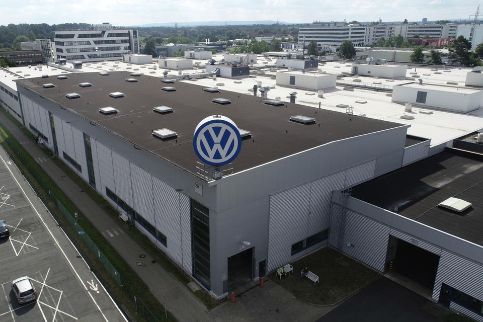 Das heutige Komponentenwerk in Braunschweig gilt als älteste VW-Fabrik überhaupt. Bereits vor dem Stammwerk in Wolfsburg lief hier 1938 die Herstellung von Werkzeugen für die künftige Autoproduktion an. Heute werden an dem Standort mit rund 7.200 Mitarbeitern unter anderem Achsen, Bremsscheiben und Lenkungen hergestellt. Die Produktion erfolgt verteilt auf drei Standorte in der Stadt. Zudem spielt Braunschweig eine wichtige Rolle bei der E-Mobilität: Hier entstehen seit 2013 aus angelieferten Zellen die Batteriesysteme, die dann in den E-Autos verbaut werden.