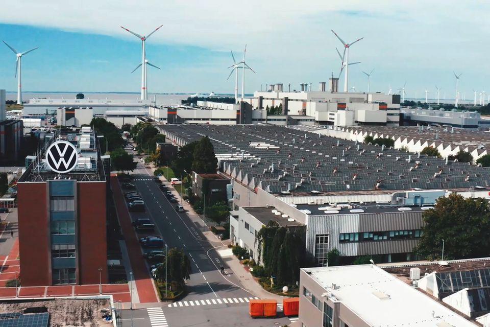 50 Jahre lang war das VW-Werk in Emden vor allem mit einem Modell verbunden: dem Passat, der hier ab 1974 vom Band lief. Zehn Jahre zuvor hatte VW den Standort in Ostfriesland eröffnet – vor allem wegen des Zugangs zum Hafen für den Export nach Übersee. Inzwischen wurde das Werk mit heute 8600 Mitarbeitern zum reinen Elektro-Standort umgebaut. Mehr als 1 Mrd. Euro hat VW dafür seit 2020 investiert. Statt des Passats werden hier jetzt ID.4 und ID.7 gebaut. Wegen der zuletzt schwachen Nachfrage nach E-Autos musste VW bereits zeitweise die Bänder stoppen.