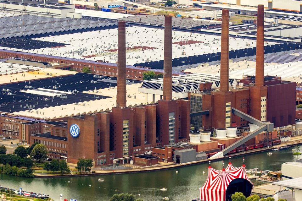 Das VW-Stammwerk am Mittellandkanal gilt als größte zusammenhängende Autofabrik der Welt. Auf 6,5 Quadratkilometern erstrecken sich die Anlagen, rund 62.000 Mitarbeiter arbeiten am Stammsitz für VW. Gegründet wurden das Werk und die Stadt Wolfsburg 1938 für die Produktion des „KdF-Wagen“, aus dem später der VW Käfer wurde. Heute werden hier Golf, Tiguan und Touran gebaut. Mit zuletzt rund 500.000 Fahrzeugen Jahresproduktion ist der Standort aber nur zur Hälfte ausgelastet. Den Bau eines weiteren Werks für E-Autos in Wolfsburg hatte VW 2023 wieder abgeblasen.