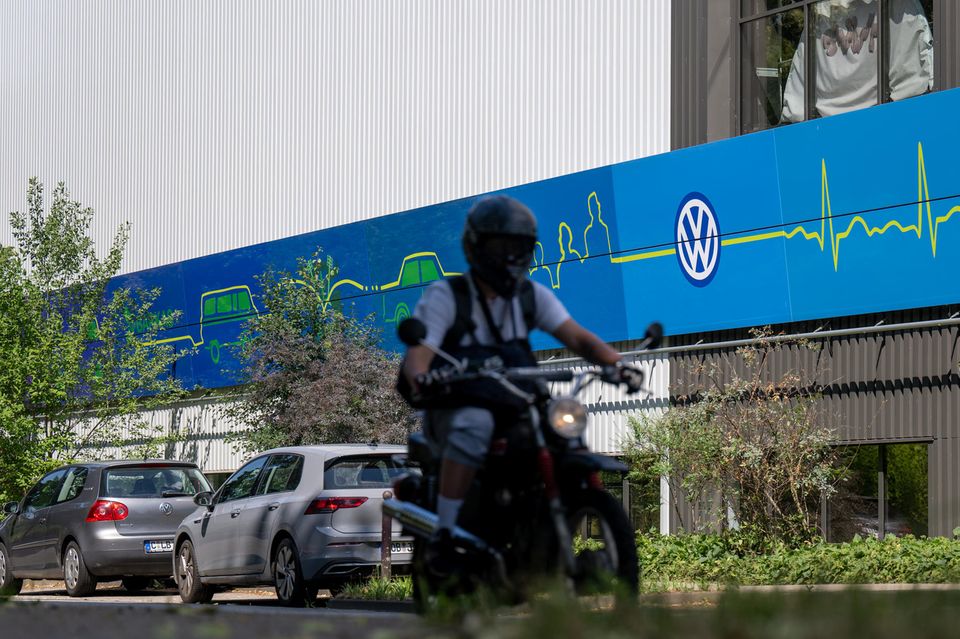 Das Engagement von Volkswagen in Chemnitz begann schon vor der Wiedervereinigung. Bereits seit 1988 wurden hier in Lizenz VW-Viertaktmotoren für die DDR-Modelle Trabant, Wartburg und Barkas hergestellt. Das Ganze war vom damaligen VW-Konzernchef Carl Hahn eingefädelt worden, einem gebürtigen Chemnitzer. Nach der deutschen Einheit übernahm Volkswagen dann das Motorenwerk. Anders als Zwickau hängt der Standort noch komplett am Verbrenner. Im vorigen Jahr produzierten die 1800 Mitarbeiter 690.000 Motoren - ausschließlich für Benziner.