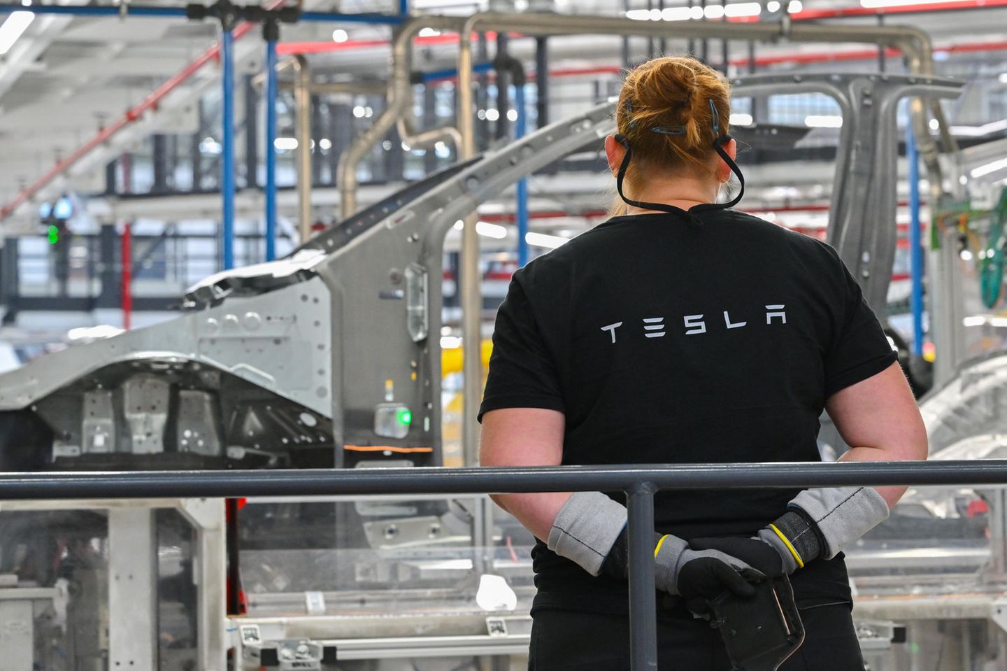 Tesla-Mitarbeiterin in der Gigafactory des US-Autobauers in Grünheide