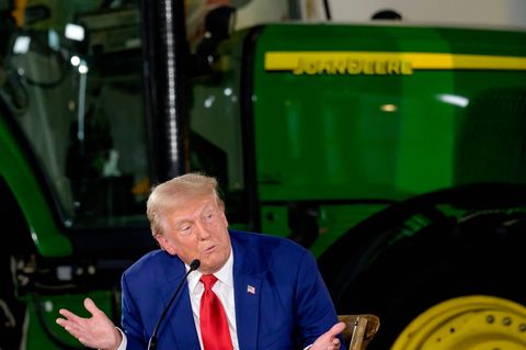 Als Dekoraktion für Trumps Auftritt mit Farmern in Pennsylvania diente ein John-Deere-Traktor