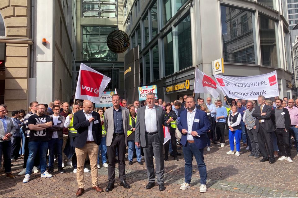 Protestanten vor der Zentrale der Commerzbank in Frankfurt am Main