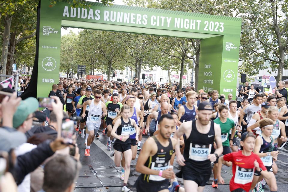 Läuferinnen und Läufer bei der Adidas Runners City Night