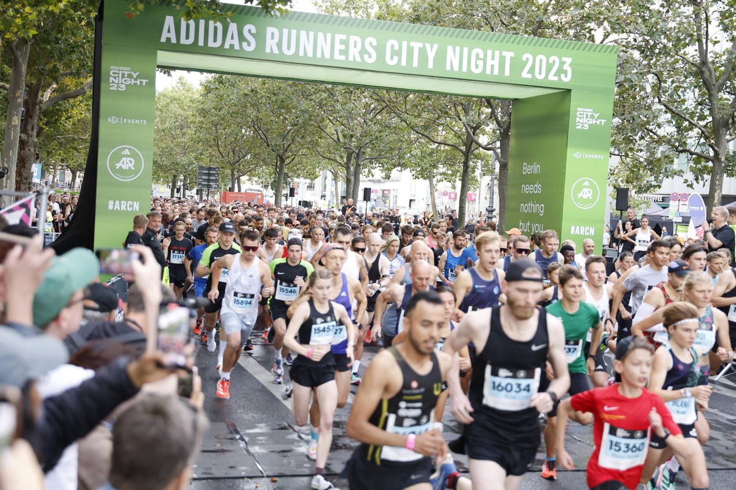 Läuferinnen und Läufer bei der Adidas Runners City Night