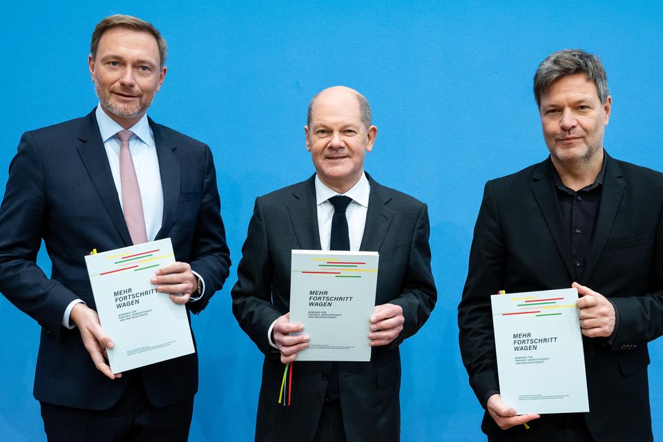 Christian Lindner, (l-r, FDP), Olaf Scholz (SPD) und Robert Habeck, (Bündnis 90/Die Grünen)