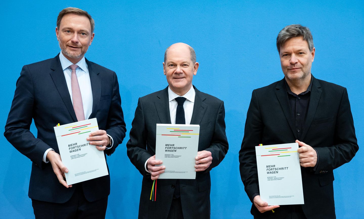 Christian Lindner, (l-r, FDP), Olaf Scholz (SPD) und Robert Habeck, (Bündnis 90/Die Grünen)