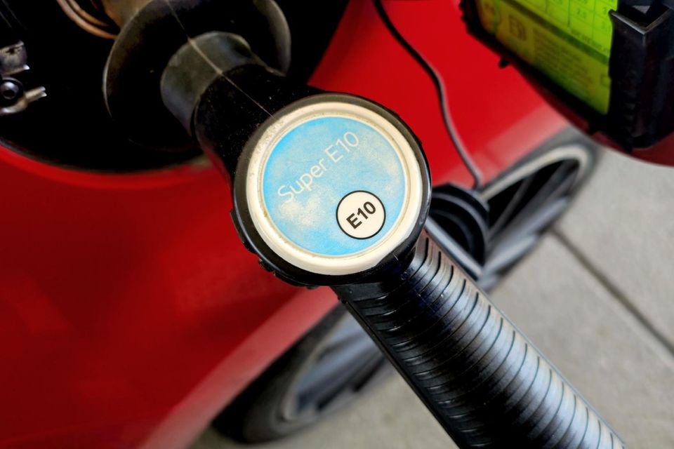 Ein Auto an einer Tankstelle welches gerade bedankt wird