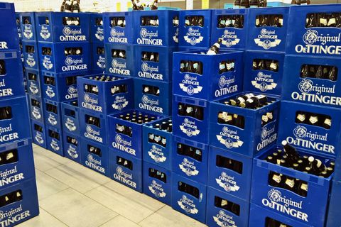 Bierkästen von Oettinger sind in einem Getränkemarkt gestapelt