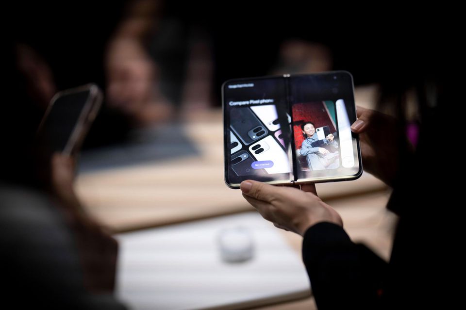 Android oder iOS – eine andere Wahl gibt es für die allermeisten Smartphone-Nutzer nicht, wenn es um das Betriebssystem ihres Geräts geht. Bei der Hardware aber fristet Google weiterhin allenfalls ein Spartendasein, trotz der oft positiven Expertenmeinungen über seine Pixel-Smartphones. Für die Statista-Erhebung wurden den Angaben zufolge von April 2023 bis März 2024 knapp 36.000 Menschen in Deutschland zwischen 18 und 64 Jahren befragt. 