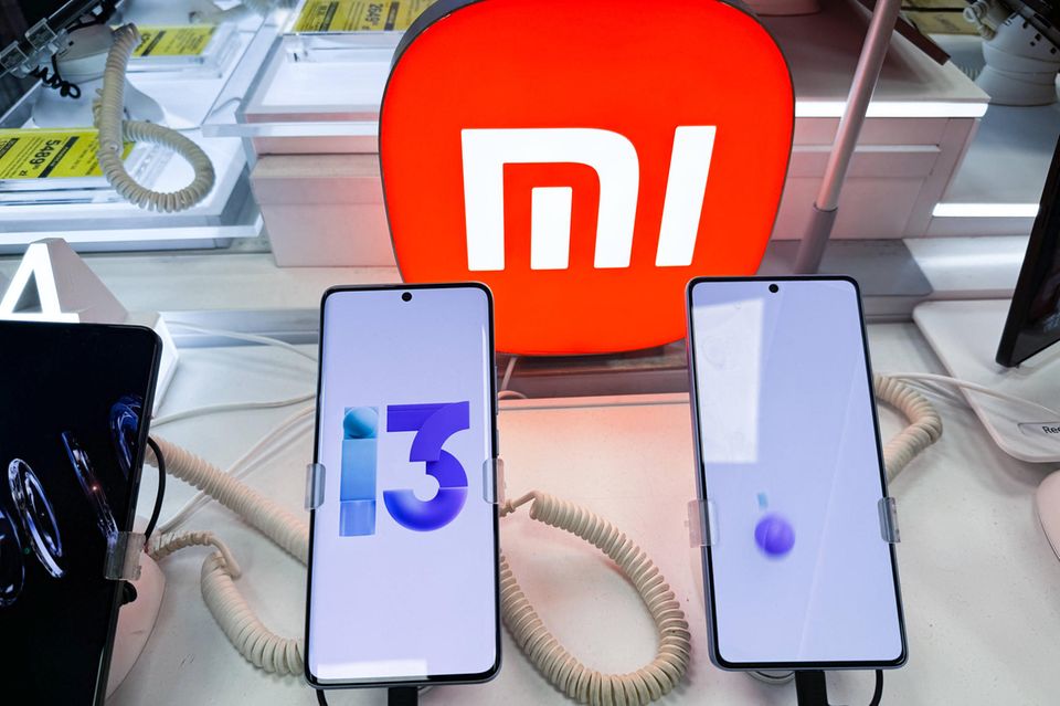 Selbst der drittgrößte Smartphone-Hersteller auf dem deutschen Markt kommt laut der Umfrage nicht auf einen zweistelligen Marktanteil. Xiaomi konnte den Angaben zufolge allerdings seinen chinesischen Konkurrenten Huawei in Deutschland deutlich hinter sich lassen. Statista ermittelte einen Marktanteil von neun Prozent für Smartphones von Xiaomi. „Xiaomi brachte im Jahr 2011 sein erstes Smartphone auf den Markt und konnte in China schnell Marktanteile gewinnen“, teilte Statista mit. 