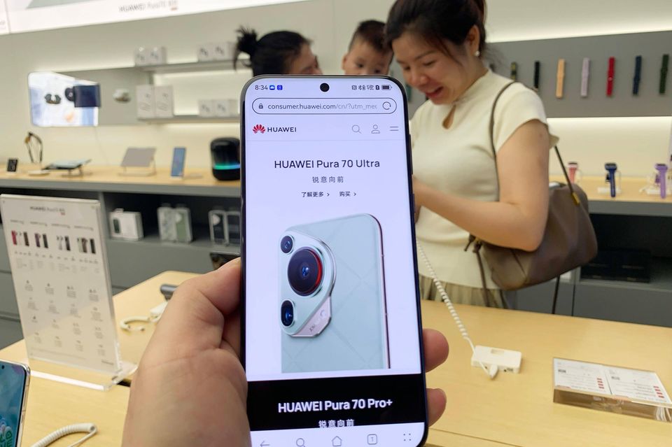 Fünf Prozent Marktanteil reichen im Ranking der größten Smartphone-Hersteller Deutschlands für Platz vier. Der geht laut Statista an Huawei. Das chinesische Unternehmen deckt preislich die gesamte Bandbreite ab. Smartphones sind für unter 300 Euro zu bekommen, das Flaggschiff-Modell Pura 70 Ultra kostet hingegen ab 1500 Euro und liegt damit genau im Bereich des iPhone 16 Pro Max. „2021 sind der Umsatz und die Smartphone-Verkäufe aufgrund der US-Sanktionen allerdings deutlich eingebrochen“, hieß es bei der Vorstellung der Umfrageergebnisse. 