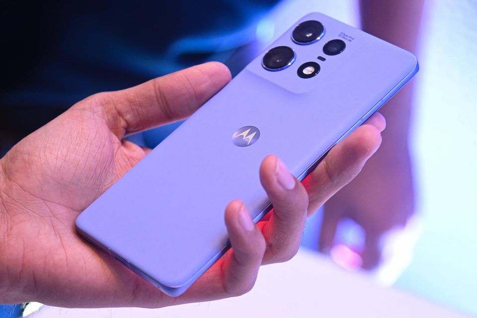 Motorola gehörte einst neben Nokia zu den führenden Herstellern von Mobiltelefonen. Das Razr genießt bis heute Kultstatus und befeuert mit seiner Neuinterpretation die Renaissance des hochwertigen Klapphandys. Ansonsten ist Motorola aber vor allem für sehr billige Android-Telefone bekannt. Die Marke, die heute zum chinesischen Konzern Lenovo gehört, kam laut Statista zuletzt in Deutschland auf einen Marktanteil von zwei Prozent. 