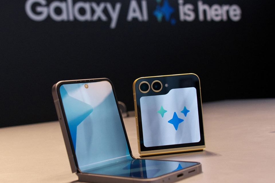 Samsung ist bei Smartphones die Nummer eins in Deutschland. 37 Prozent der Befragten von Statista besaßen den Angaben zufolge ein Telefon des koreanischen Elektronikkonzerns. Der kann zwar nicht wie Apple von einem exklusiven Betriebssystem profitieren. Dafür setzt sich Samsung mit seinen Falt- und Klapphandys beim Innovationswillen von dem großen US-Konkurrenten ab – und vermarktet diesen Vorsprung offensiv. Das neue Galaxy Z Flip wurde als offizielles Smartphone der Olympischen Spiele 2024 jedem Athleten geschenkt und zudem als Anreiz mit einer digitalen Freifahrkarte für den öffentlichen Pariser Nahverkehr ausgestattet. Das Flip war zudem das einzige Telefon, mit dem Athleten auf dem Siegertreppchen Selfies schießen durften. 