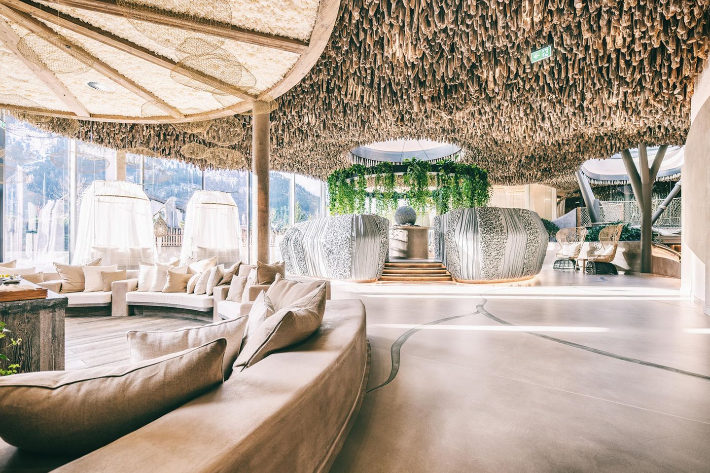 Auch die Decke des Spa-Bereichs bleibt dem Design-Credo natürlicher Materialien und den Bemühungen um Nachhaltigkeit treu