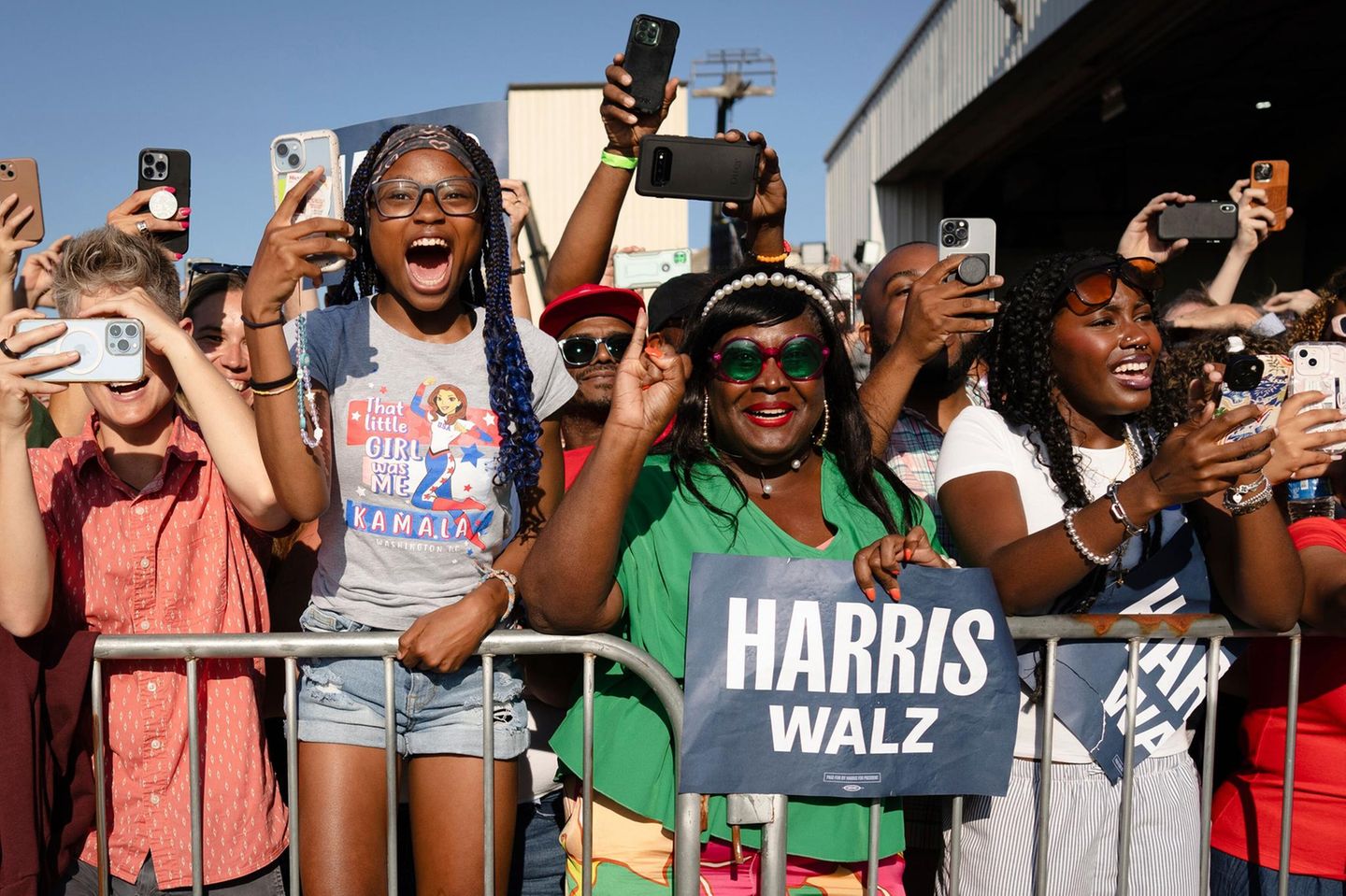 Harris-Unterstützer bei einem Wahlkampfauftritt in Detroit
