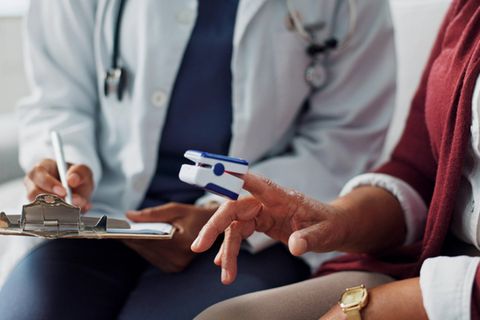Messung des Blutsauerstoffs bei einer älteren Patientin