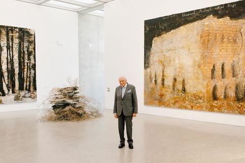 Reinhold Würth im Museum Würth 2 vor Werken von Anselm Kiefer