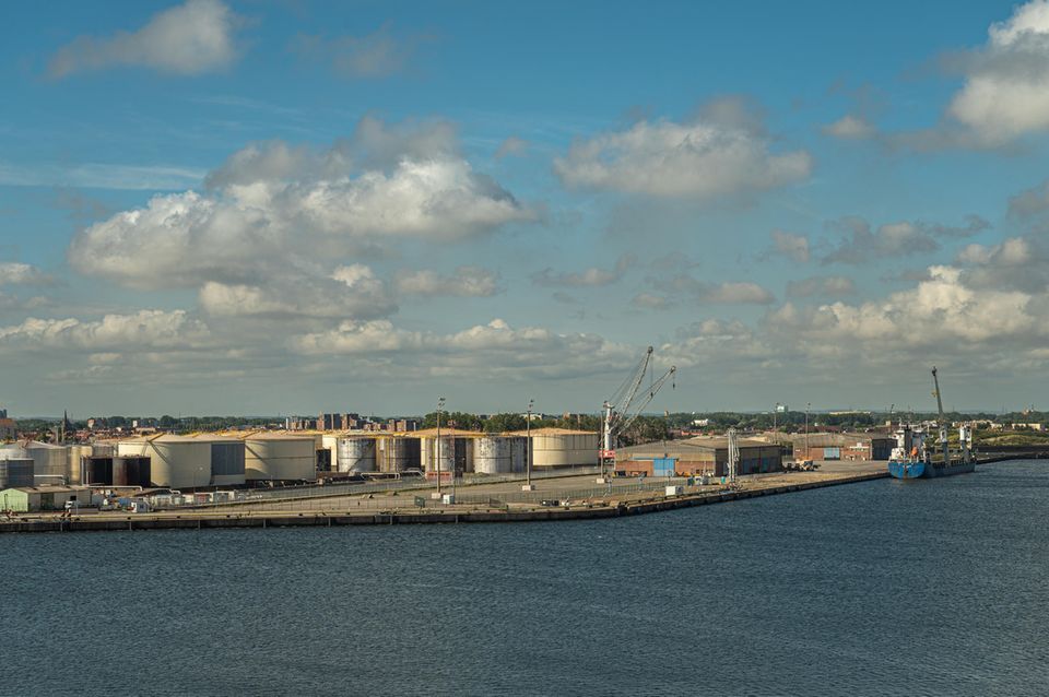 Riesige Tanks am Rubis-Hafenterminal in Dunkerque, Frankreich