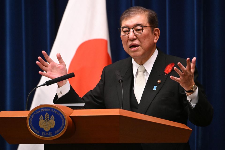 Der neue japanische Ministerpräsident Shigeru Ishiba bei seiner ersten Pressekonferenz nach der Bestätigung durch das Parlament.  