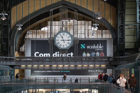 Werbung des Neobrokers Scalable Capital am Hamburger Hauptbahnhof