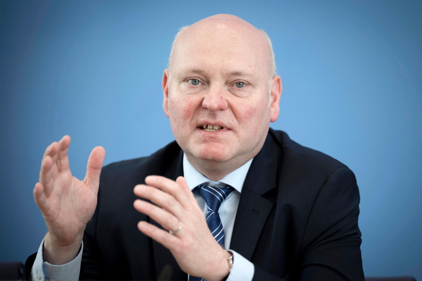 Die Bundesregierung habe sich mit ihrem Festhalten an der Schuldenbremse in eine „sehr schwierige Lage manövriert“, meint der Wirtschaftsweise Achim Truger
