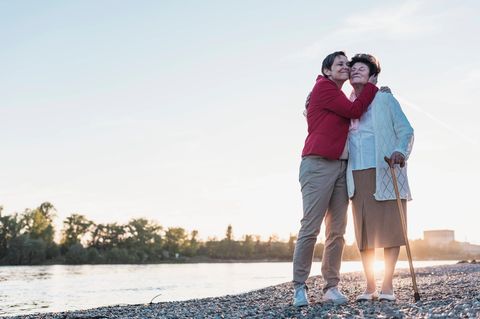 Ältere Mutter und Tochter am See